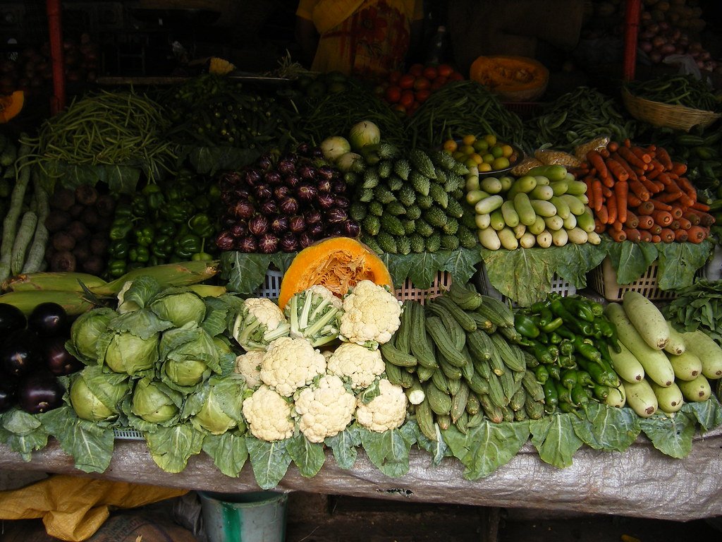 Puestos de verdulería con frutas y verduras frescas